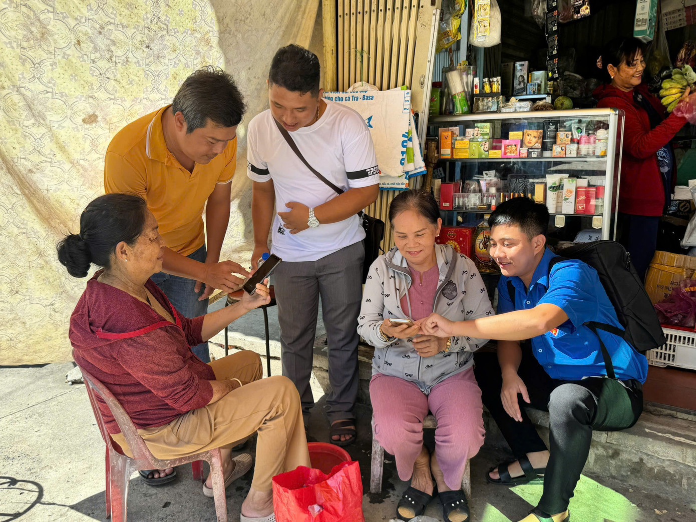 Đoàn viên, thanh niên (ĐVTN) hỗ trợ bà con chuyển đổi số trên điện thoại.