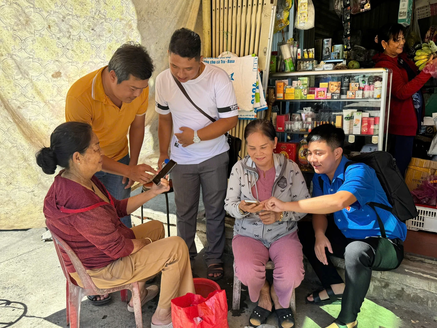 Đoàn viên, thanh niên (ĐVTN) hỗ trợ bà con chuyển đổi số trên điện thoại. Đoàn viên, thanh niên (ĐVTN) hỗ trợ bà con chuyển đổi số trên điện thoại.