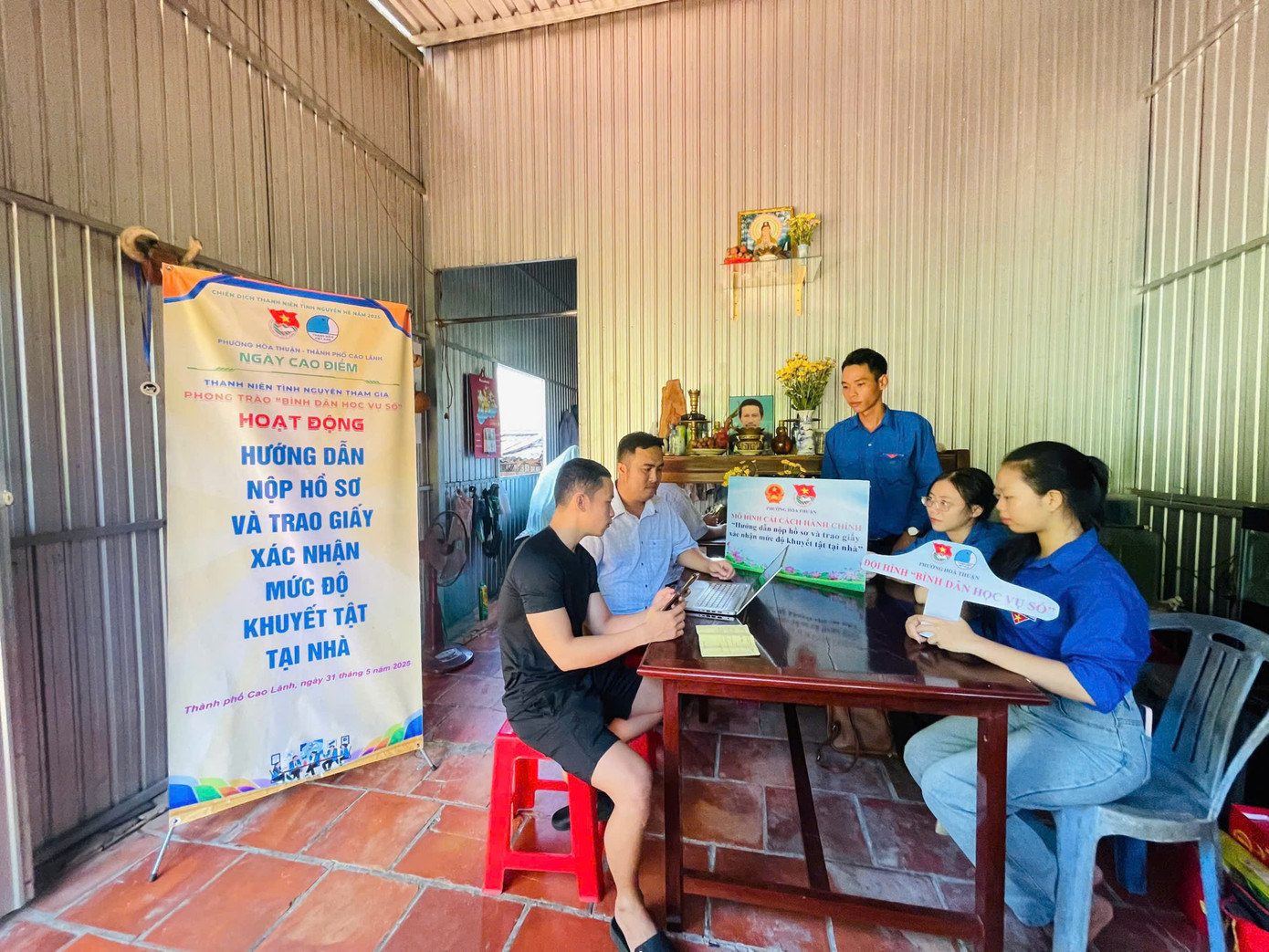 Hoạt động hướng dẫn nộp hồ sơ và trao xác nhận mức độ khuyết tật tại nhà.