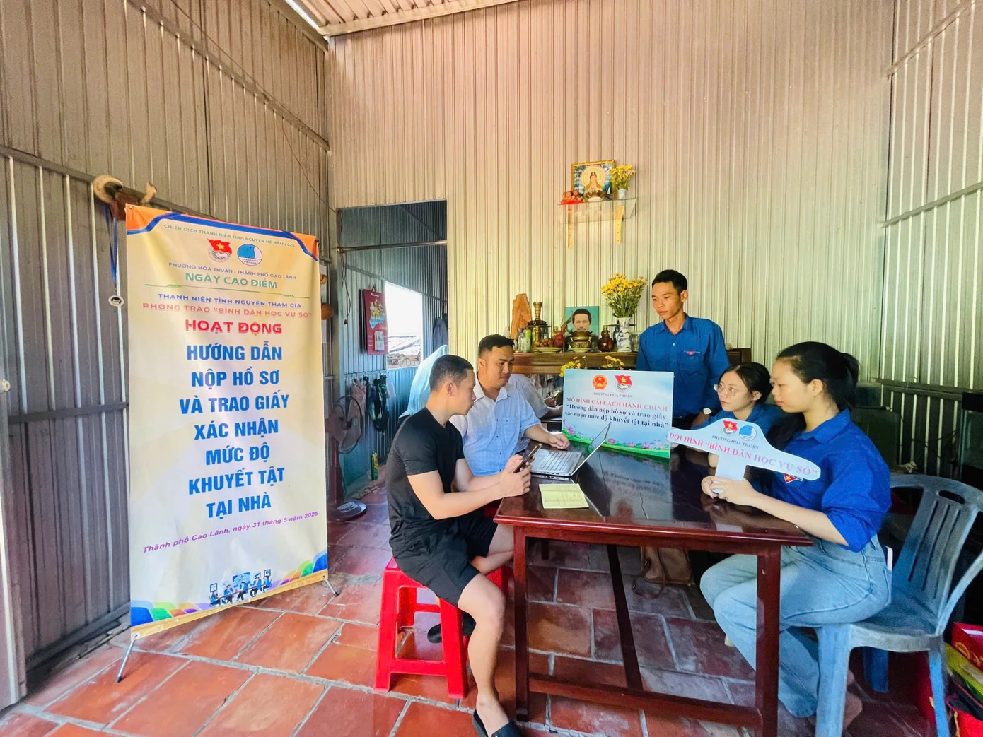 Hoạt động hướng dẫn nộp hồ sơ và trao xác nhận mức độ khuyết tật tại nhà. Hoạt động hướng dẫn nộp hồ sơ và trao xác nhận mức độ khuyết tật tại nhà.