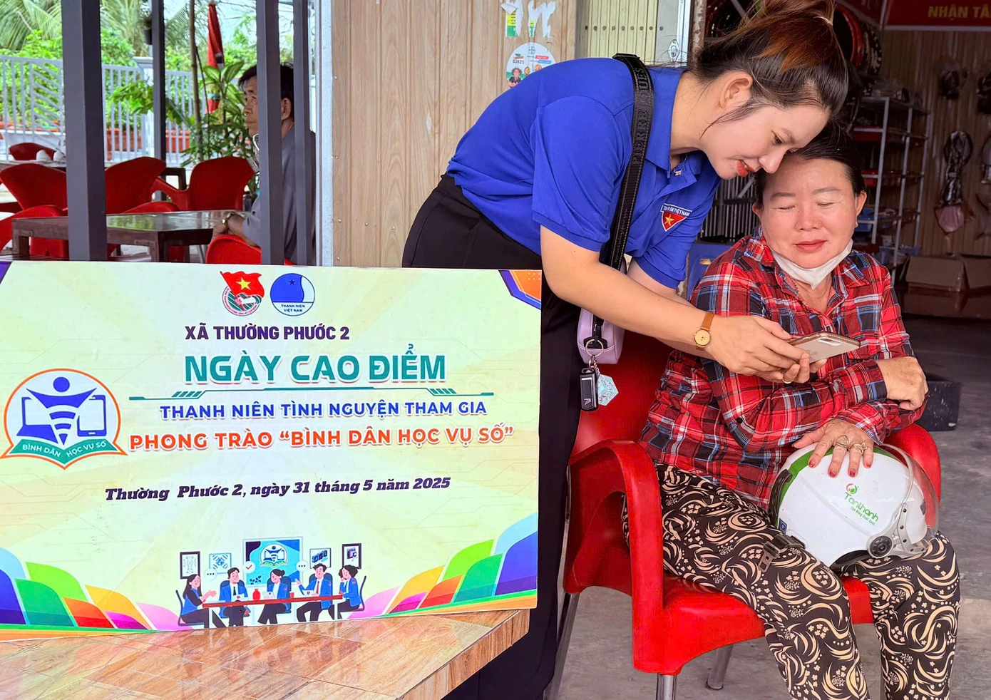 ĐVTN tham gia 'Bình dân học vụ số' hướng dẫn người dân thanh toán không dùng tiền mặt. ĐVTN tham gia 'Bình dân học vụ số' hướng dẫn người dân thanh toán không dùng tiền mặt.