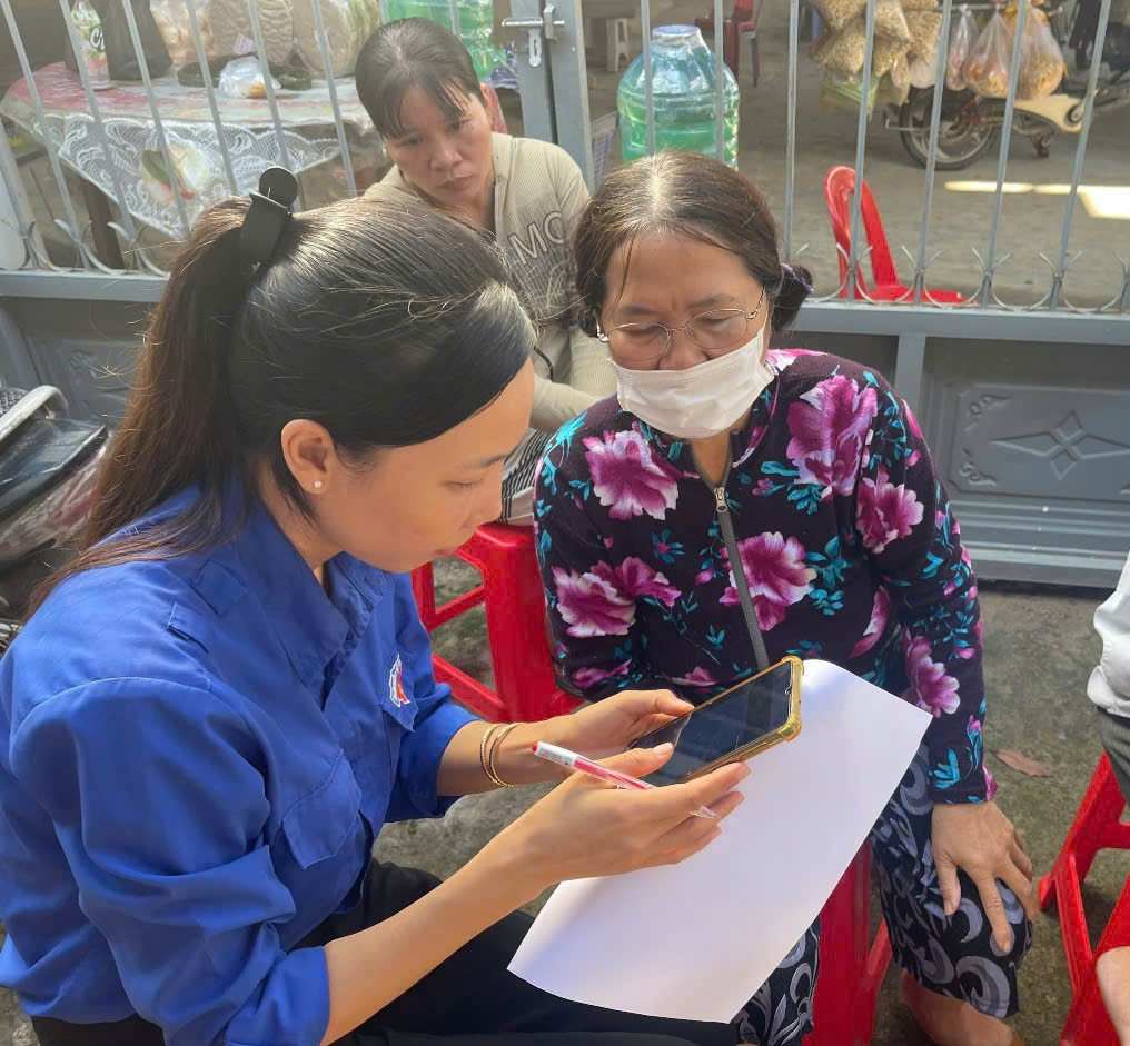 Hướng dẫn người dân tích hợp thẻ bảo hiểm y tế trên VNeID và thanh toán không tiền mặt.