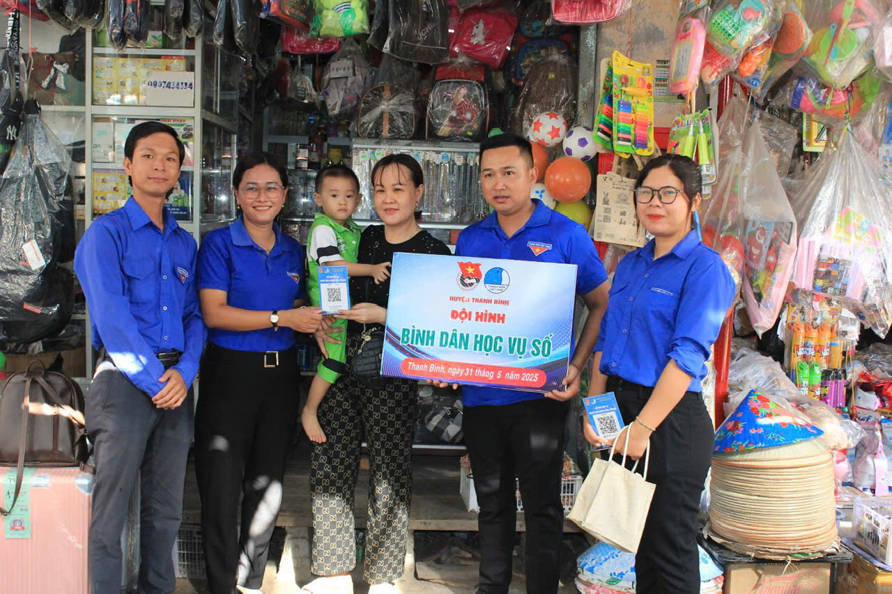 Đội hình bình dân học vụ số giúp người dân thanh toán không dùng tiền mặt tại các chợ.