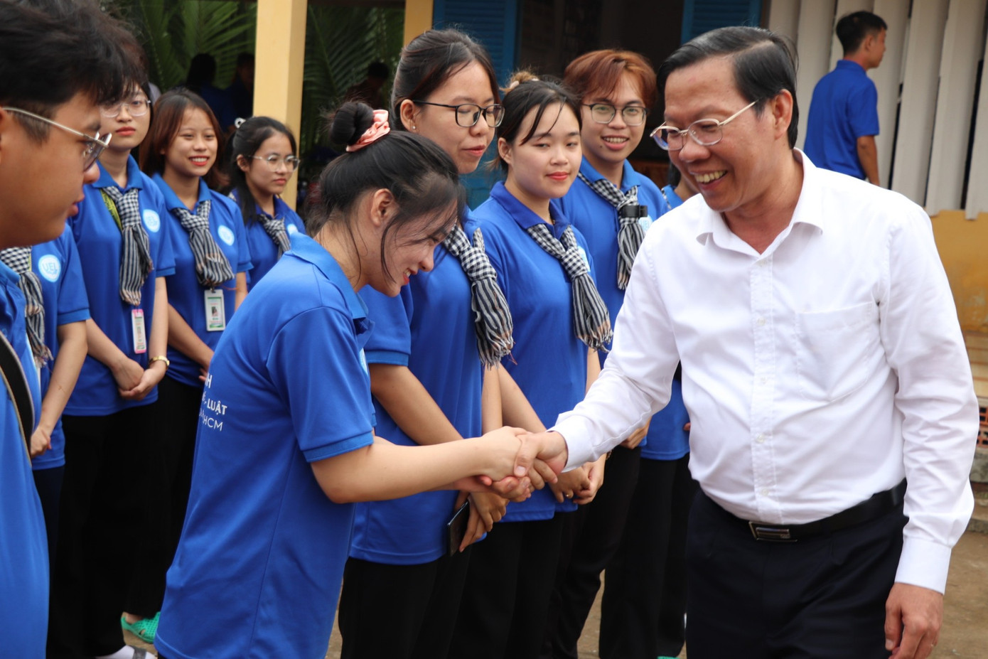 Ông Phan Văn Mãi thăm chiến sĩ tình nguyện Mùa hè xanh Trường Đại học Kinh tế - Luật - ĐHQG TPHCM đang hoạt động tại Bến Tre. Ảnh: TĐ BT.