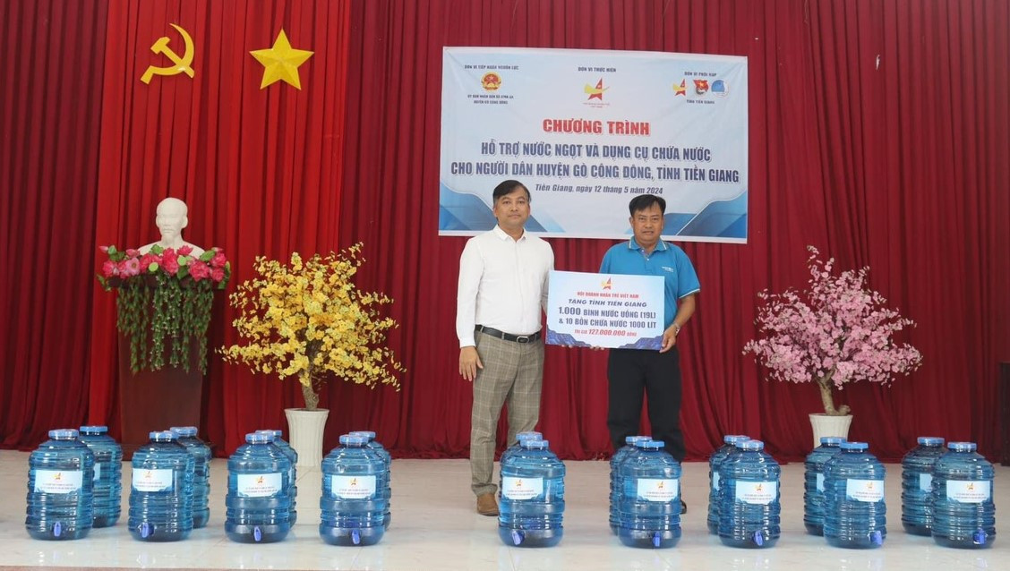 Trung ương Hội Doanh nhân trẻ Việt Nam trao tặng nước ngọt cho bà con tại Tiền Giang.