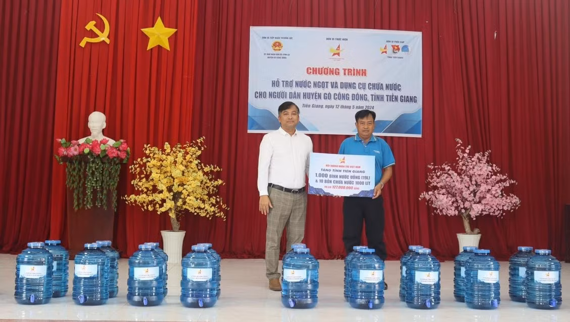 Trung ương Hội Doanh nhân trẻ Việt Nam trao tặng nước ngọt cho bà con tại Tiền Giang.