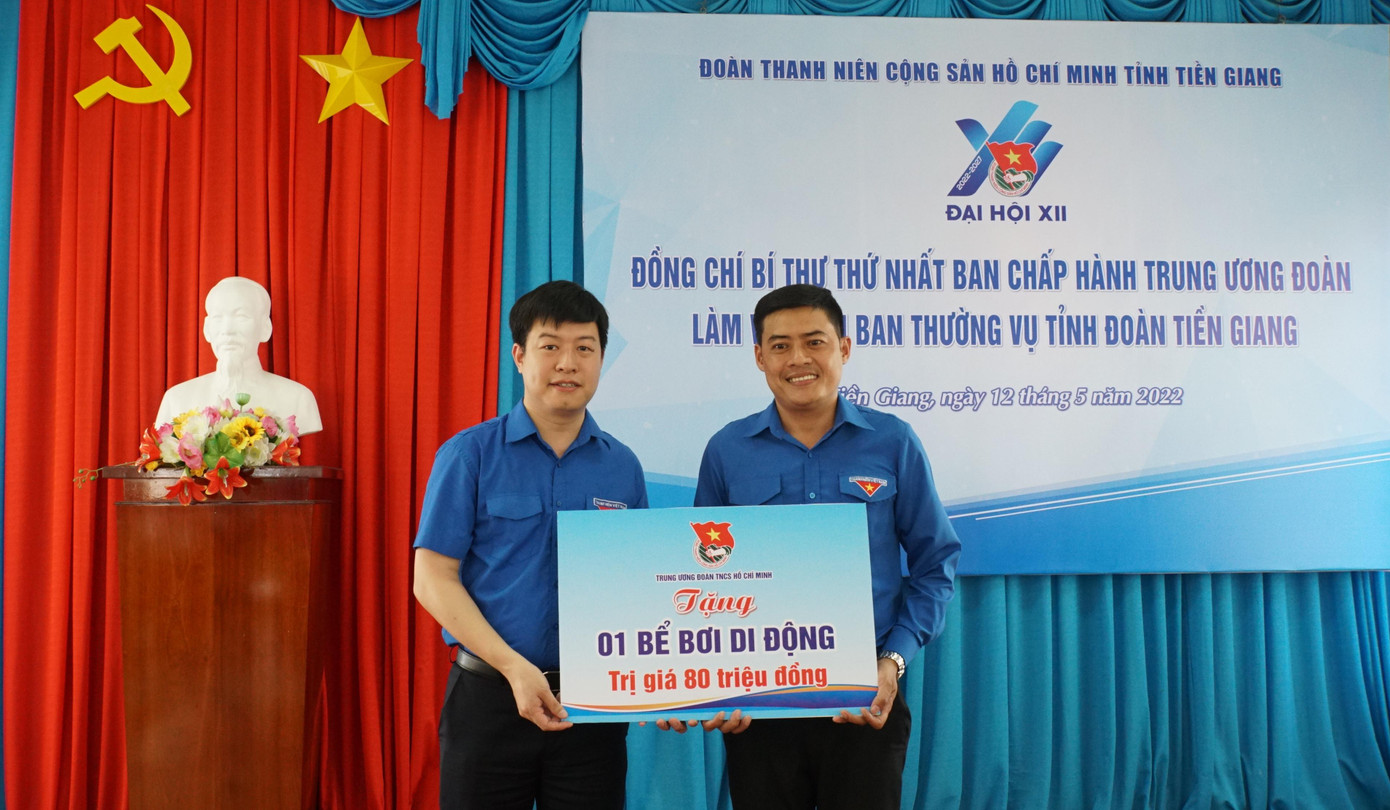 Đại diện Trung ương Đoàn trao tặng bể bơi di động cho thiếu nhi Tiền Giang. - Ảnh: Hòa Hội