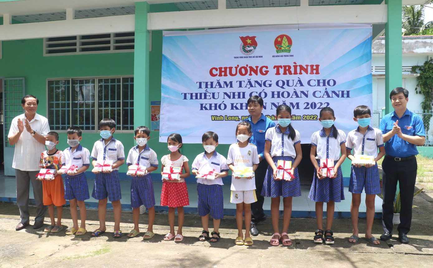 Anh Lê Hải Long, Phó Chủ tịch Hội đồng Đội Trung ương và Thiếu tướng Nguyễn Hữu Quang, Nguyên Phó Tư lệnh Bộ Tư lệnh cảnh vệ - Phó Chủ tịch Hiệp hội Nhà vệ sinh Việt Nam trao học bổng cho các em học sinh.