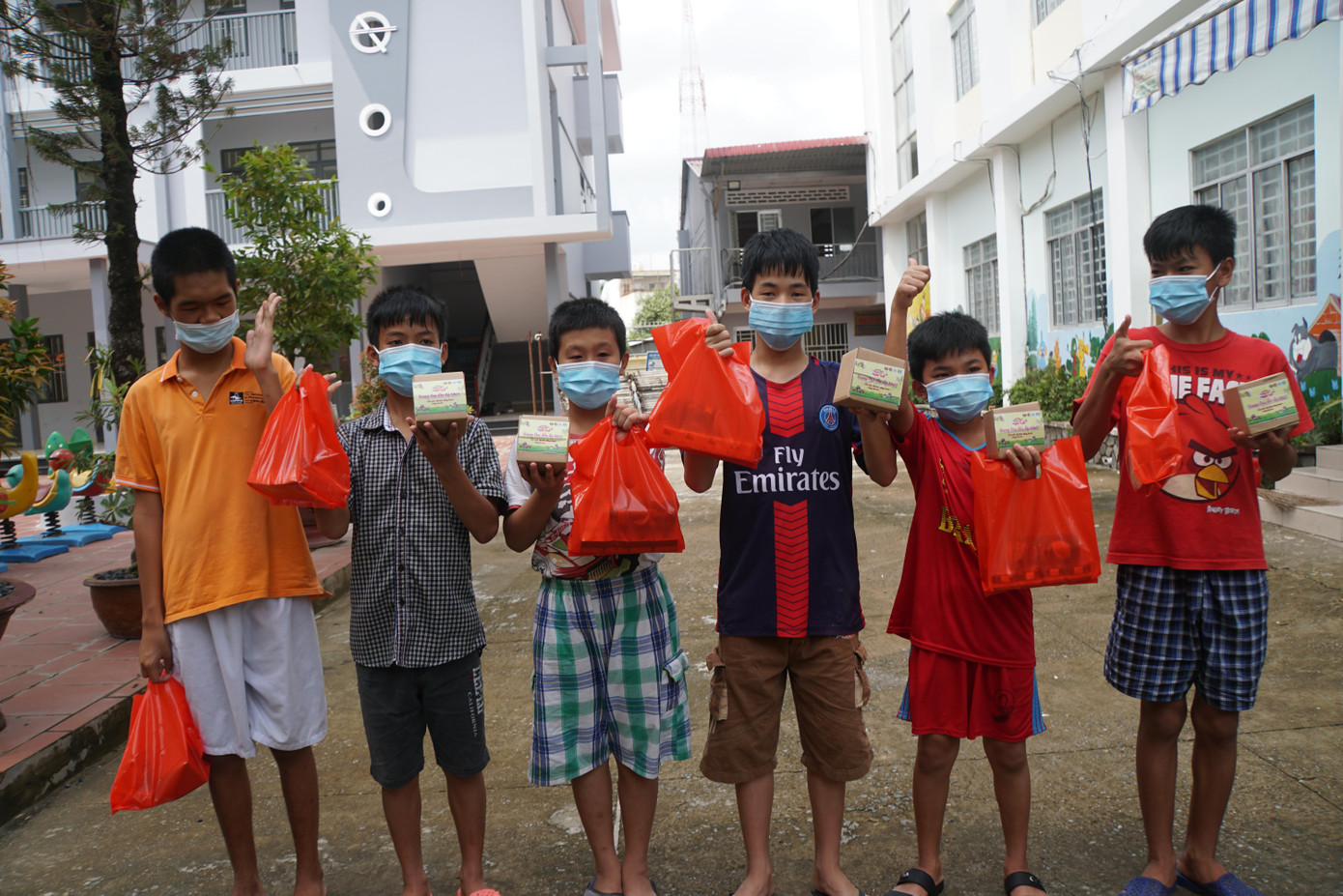 Em Nguyễn Hữu Huy thứ 2 từ phải sang Em Nguyễn Hữu Huy thứ 2 từ phải sang