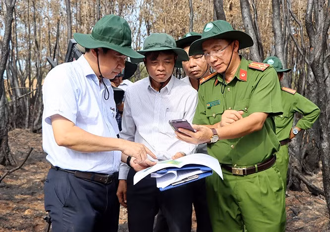 Chủ tịch UBND tỉnh Đồng Tháp - Phạm Thiện Nghĩa khảo sát tại Vườn Quốc gia Tràm Chim sau vụ cháy. Ảnh. V. Tiến