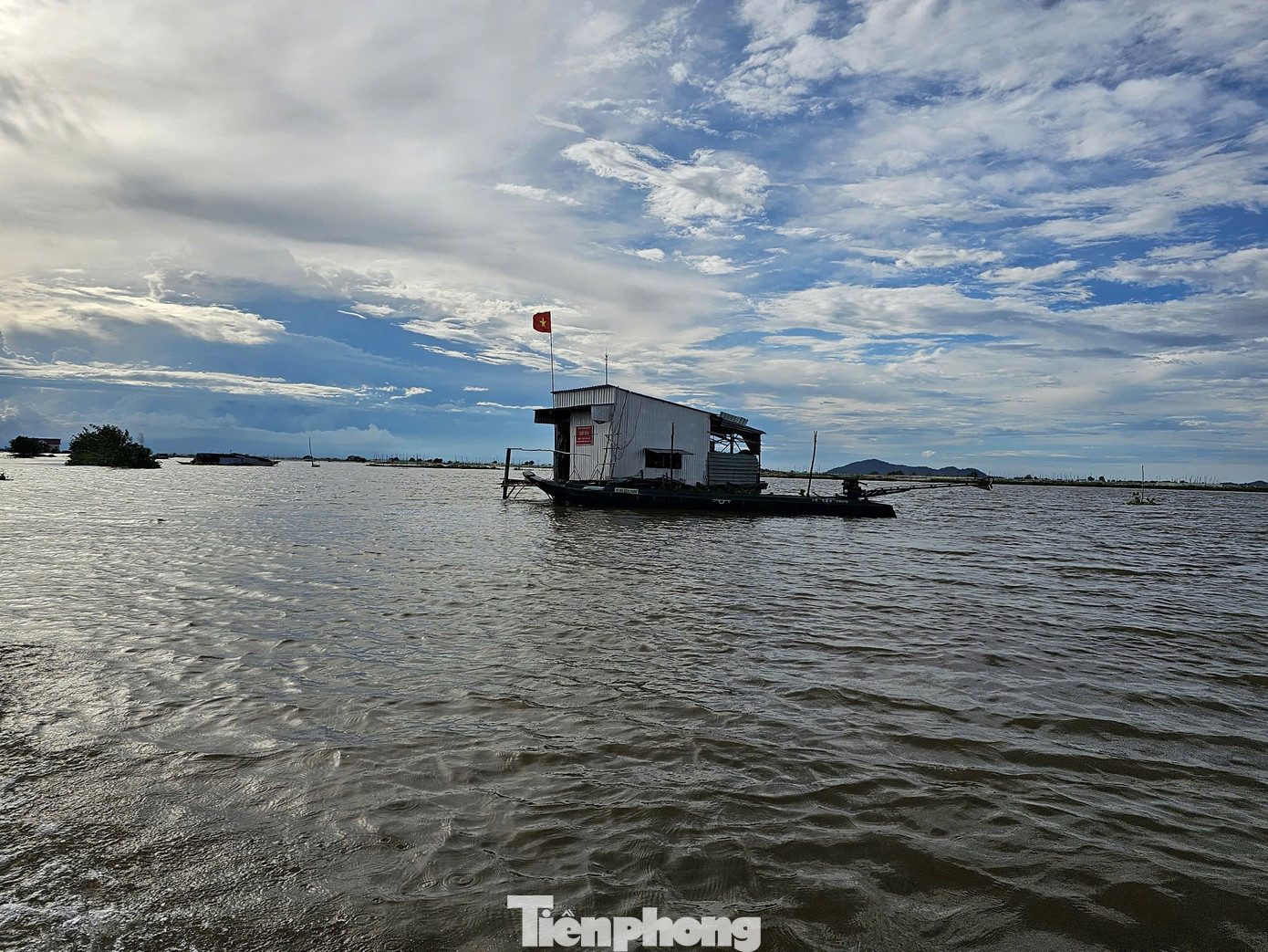 Mùa nước nổi là điều kiện thuận lợi cho các loại tội phạm triệt để lợi dụng để hoạt động, trong đó có hoạt động của tội phạm buôn lậu, vận chuyển trái phép hàng hóa qua biên giới. Ảnh: Hòa Hội