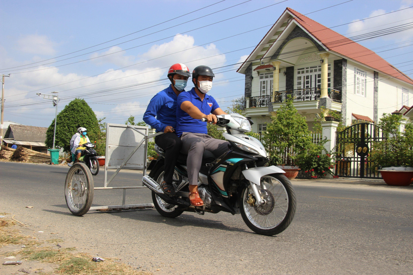 Đều đặn hàng tuần, hình ảnh anh Dương Phong Phú, 26 tuổi, Phó Bí thư xã Đoàn Hồ Thị Kỷ, huyện Thới Bình (Cà Mau) cùng cán bộ đoàn khoác trên mình màu áo xanh tình nguyện chạy xe hút đinh trên đường để lại ấn tượng đẹp trong lòng người dân. Công việc này anh đã duy trì hơn năm nay và sẽ thực hiện lâu hơn nữa.- Ảnh: V.Du Anh Dương Phong Phú cho biết, từ cuối năm 2019, anh có ý tưởng làm chiếc xe để hút các vật sắt nhọn (gọi chung là hút đinh) trên đường nhằm đảm bảo an toàn cho người dân khi tham gia giao thông. Nói là làm, anh tìm mua một số vật liệu cần thiết như nam châm... rồi mày mò chế tạo ra chiếc xe hút đinh. "Chiếc xe chủ yếu được làm từ phế liệu tái chế với chi phí chỉ vài trăm nghìn đồng", anh Phú nói. Sau khi làm xong xe hút đinh, anh Phú và đồng nghiệp tiến hành đi rà đinh, vật sắc nhọn trên tuyến đường Võ Văn Kiệt (thuộc địa bàn xã Hồ Thị Kỷ) dài khoảng 4km. Đây là một trong những tuyến đường chính có nhiều phương tiện tham gia giao thông. Mỗi lần đi làm nhiệm vụ có 2 người, anh Phú là người ngồi trước điều khiển xe máy, người còn lại ngồi sau là bí thư chi đoàn ấp (các ấp luân phiên nhau) giữ xe hút đinh. "Mỗi tuần, tụi em đi rà đinh một lần, vào chiều thứ 5 hoặc thứ 6. Số lượng đinh, vật sắc nhọn mỗi lần hút được tùy từng thời điểm, có lúc nhiều, ít khác nhau", anh Phú nói. Phú kể, tuyến đường này xe đông, nhiều lần chứng kiến cảnh người dân bị thủng lốp xe phải dẫn bộ. Trưa nắng phụ nữ chở con đi học về bị thủng lốp phải dắt, còn học sinh đi bộ tội nghiệp; chưa kể, vào ban đêm cũng không ít lần gặp cảnh người dân dắt bộ vất vả. "Tụi em làm cũng chỉ đơn giản muốn người dân được an toàn hơn khi tham gia giao thông trên đường chứ không nghĩ điều gì cả", Phú kiệm lời chia sẻ. Chị Nguyễn Hồng Thắm, Phó Bí thư Tỉnh đoàn Cà Mau cho biết, thời gian qua trên địa bàn tỉnh, bên cạnh các mô hình thanh niên khởi nghiệp hiệu quả thì ngày càng xuất hiện không ít những việc làm mang tính tình nguyện cao của chính những anh em làm Đoàn chuyên trách tại cơ sở. "Ngoài đội hình thanh nguyên tình nguyện vá lộ giao thông nông thôn ở huyện Cái Nước thì bạn Phú, Phó Bí thư xã Đoàn Hồ Thị Kỷ cũng là một trong những tình nguyện viên có những việc tốt đáng được trân trọng", chị Thắm nhận xét. Theo Phó Bí thư Tỉnh đoàn Cà Mau, không cần phải to tát nhưng việc làm của Phú đã thể hiện trách nhiệm của thanh niên trước một thực trạng mà mọi người có thể cho rằng rất nhỏ đôi khi hay bị bỏ qua trong cuộc sống. "Tôi cho rằng các bạn làm được việc này xuất phát từ chính cái tâm của một người làm cán bộ Đoàn. Nhìn vào thì đơn giản nhưng mang lại hiệu quả nhất định, người tham gia giao thông không còn phải lo âu vướng phải chướng ngại khi lưu thông trên đường", chị Thắm chia sẻ.