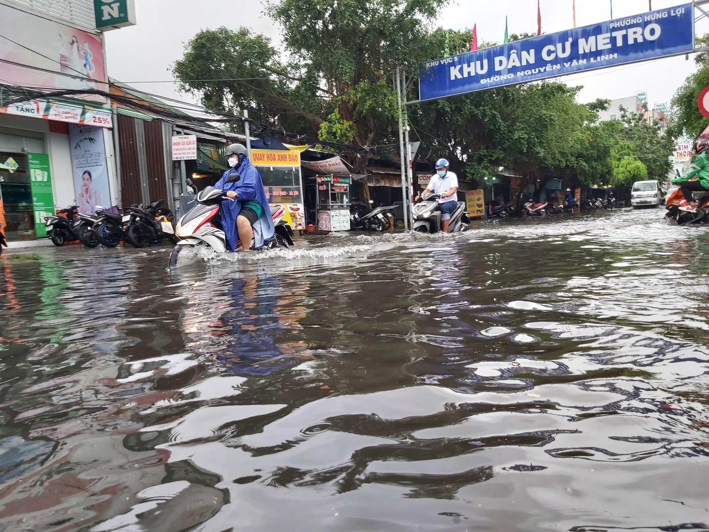 Đường vào khu dân cư Metro chìm trong nước. - Ảnh: Hòa Hội