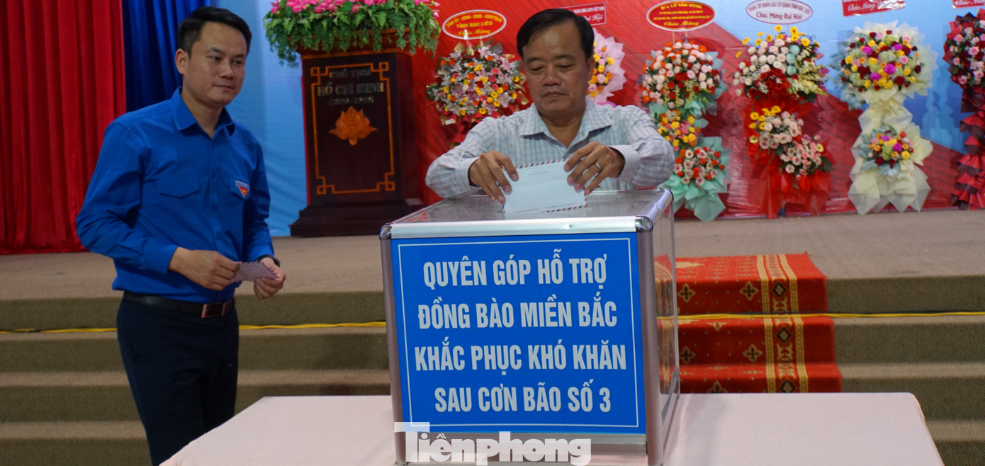 Ông Huỳnh Quốc Việt - Phó Bí thư thường trực Tỉnh ủy Bạc Liêu ủng hộ đồng bào miền Bắc khắc phục khó khăn sau cơn bão số 3. Ảnh: Hòa Hội Ông Huỳnh Quốc Việt - Phó Bí thư thường trực Tỉnh ủy Bạc Liêu ủng hộ đồng bào miền Bắc khắc phục khó khăn sau cơn bão số 3. Ảnh: Hòa Hội