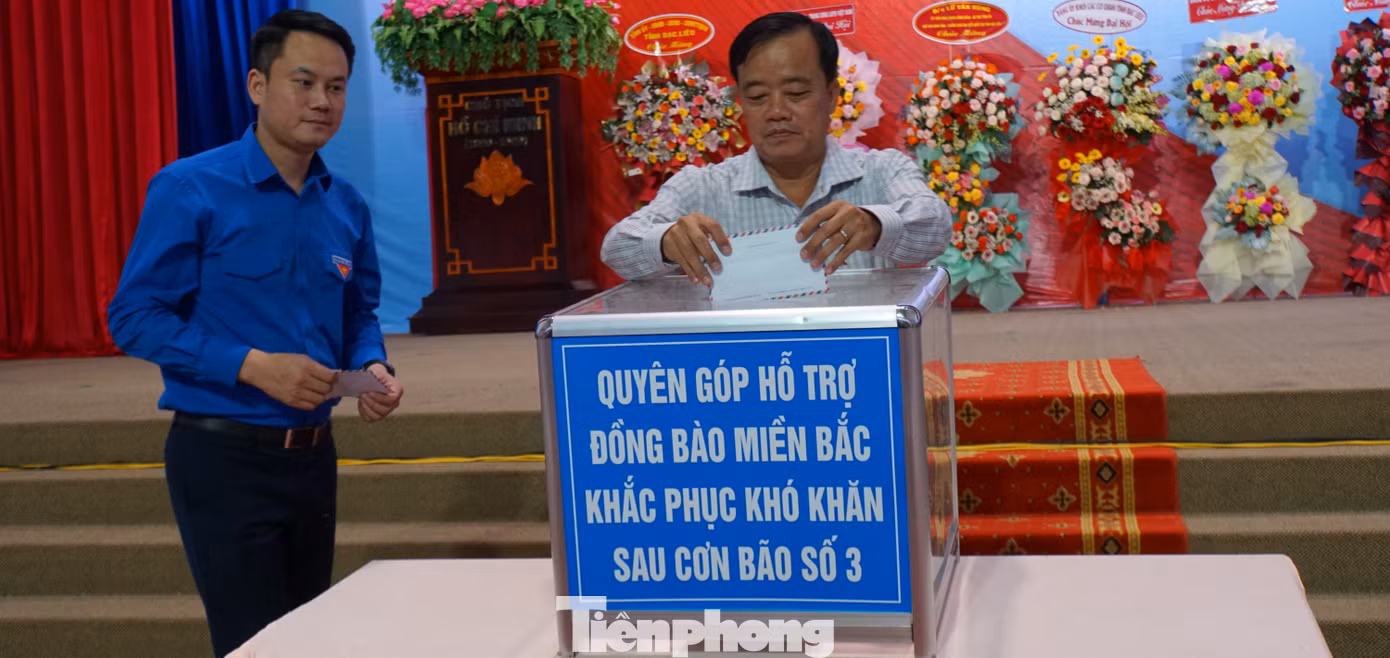 Ông Huỳnh Quốc Việt - Phó Bí thư thường trực Tỉnh ủy Bạc Liêu ủng hộ đồng bào miền Bắc khắc phục khó khăn sau cơn bão số 3. Ảnh: Hòa Hội