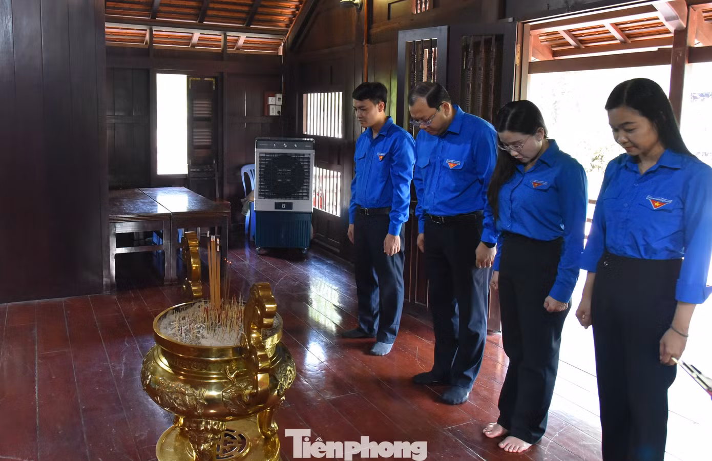 Bí thư Trung ương Đoàn Nguyễn Phạm Duy Trang cùng lãnh đạo Tỉnh Đoàn Đồng Tháp dành phút mặc niệm tưởng nhớ cụ Phó bảng Nguyễn Sinh Sắc tại TP. Cao Lãnh, tỉnh Đồng Tháp. Ảnh: Hòa Hội