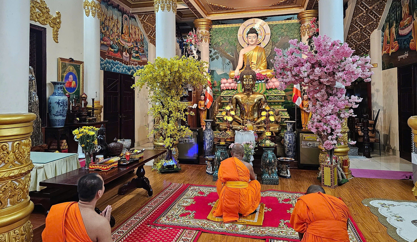 Tại TP. Cần Thơ, các nhà sư ở chùa Pitu Khôsa Răngsây cầu nguyện trước khi thực hiện trang trọng nghi thức 3 hồi Chuông và trống Bát nhã. Ảnh: Hòa Hội Tại TP. Cần Thơ, các nhà sư ở chùa Pitu Khôsa Răngsây cầu nguyện trước khi thực hiện trang trọng nghi thức 3 hồi Chuông và trống Bát nhã. Ảnh: Hòa Hội