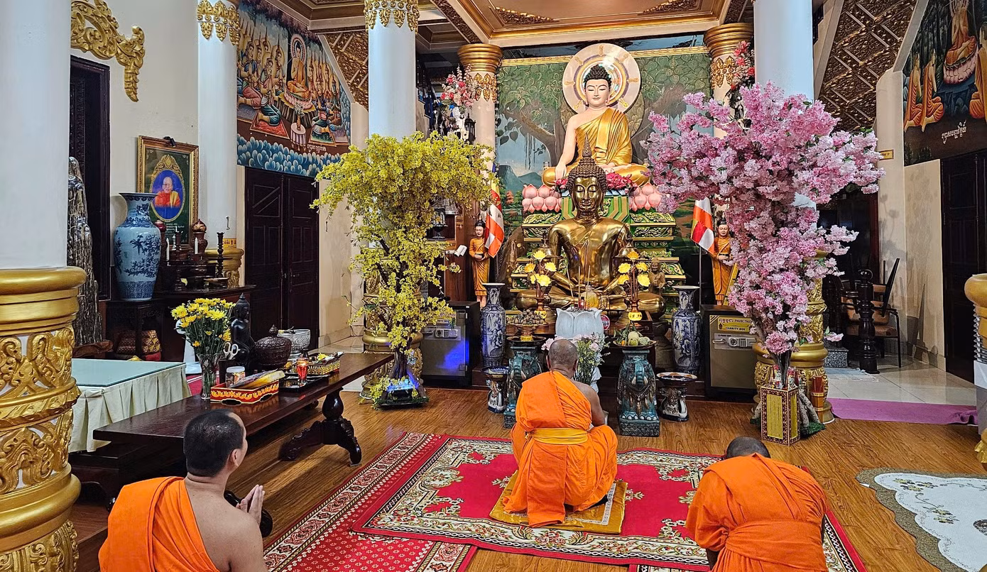 Tại TP. Cần Thơ, các nhà sư ở chùa Pitu Khôsa Răngsây cầu nguyện trước khi thực hiện trang trọng nghi thức 3 hồi Chuông và trống Bát nhã. Ảnh: Hòa Hội Tại TP. Cần Thơ, các nhà sư ở chùa Pitu Khôsa Răngsây cầu nguyện trước khi thực hiện trang trọng nghi thức 3 hồi Chuông và trống Bát nhã. Ảnh: Hòa Hội
