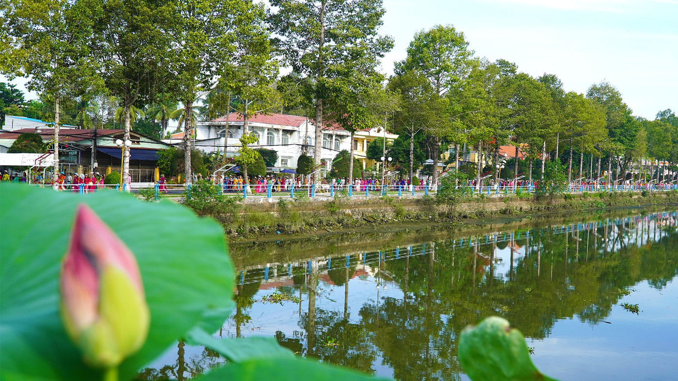 Đoàn diễu hành trên đường phố Cao Lãnh. Ảnh: H. Nghĩa.