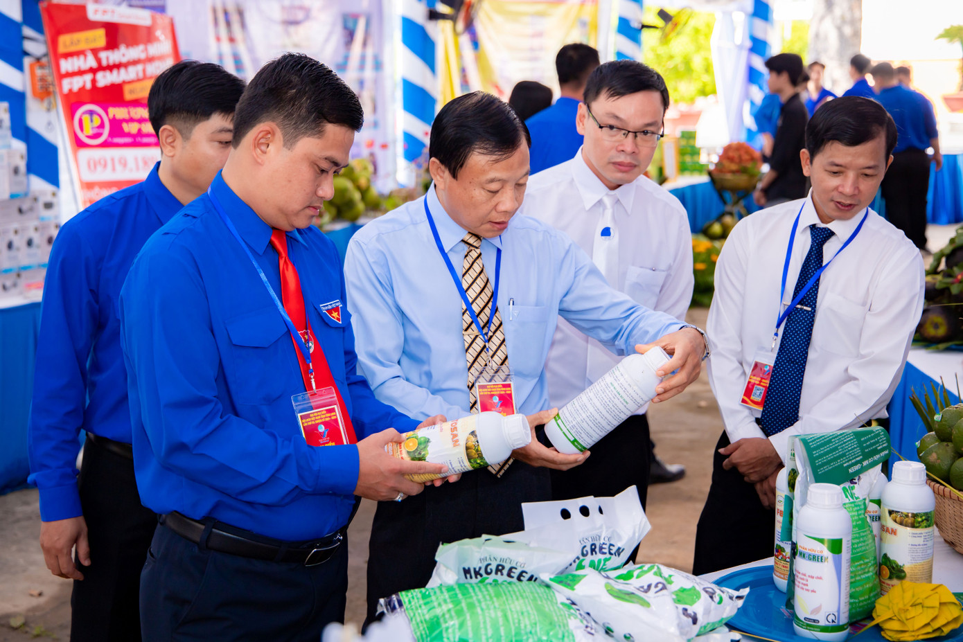 Đại biểu tham quan gian hàng khởi nghiệp bên lề đại hội.