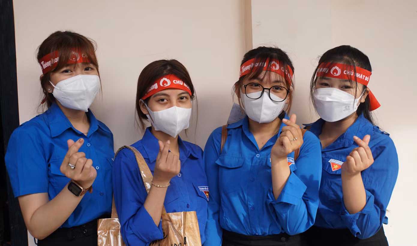 Từ sáng sớm đông đảo, cán bộ, đoàn viên thanh niên (ĐVTN) có mặt tại Trung tâm hoạt động Thanh thiếu nhi quận Bình Thủy để tham gia hiến máu. - Ảnh: Hòa Hội