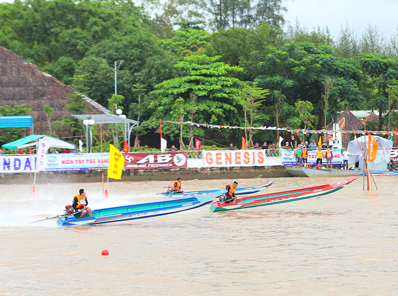 Các vận động viên tranh tài tại giải đua vỏ composite quốc gia lần thứ III năm 2023 tại TP Cần Thơ. Ảnh: Minh Trung. Các vận động viên tranh tài tại giải đua vỏ composite quốc gia lần thứ III năm 2023 tại TP Cần Thơ. Ảnh: Minh Trung.