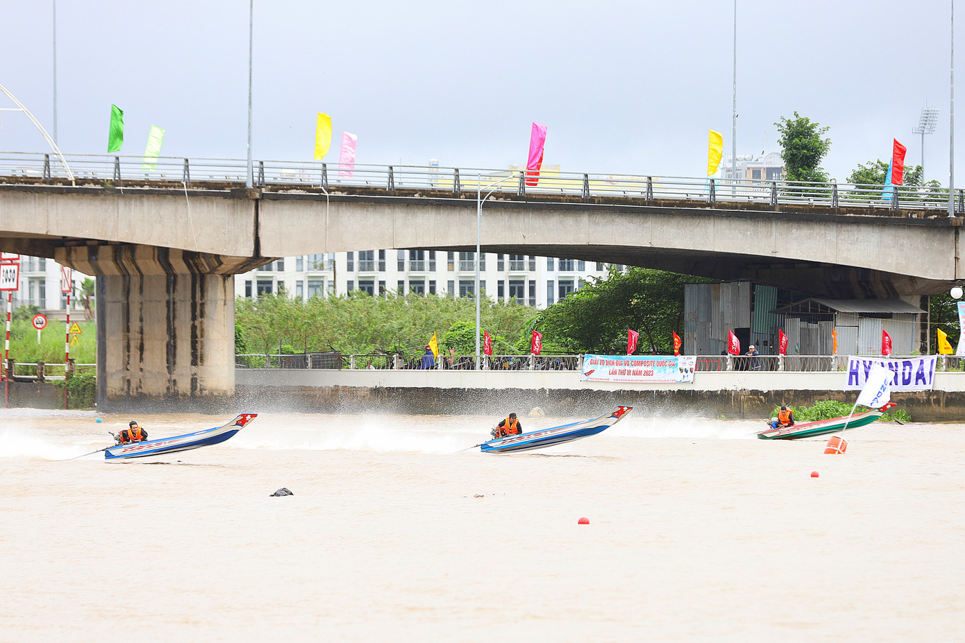 Các vận động viên tranh tài sôi nổi, hấp dẫn. Ảnh: Minh Trung Các vận động viên tranh tài sôi nổi, hấp dẫn. Ảnh: Minh Trung