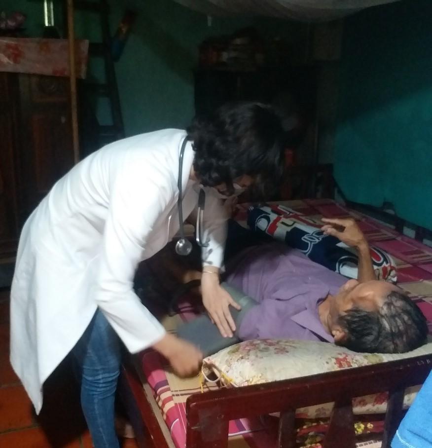 Khám bệnh cho người dân tại Đồng Tháp.