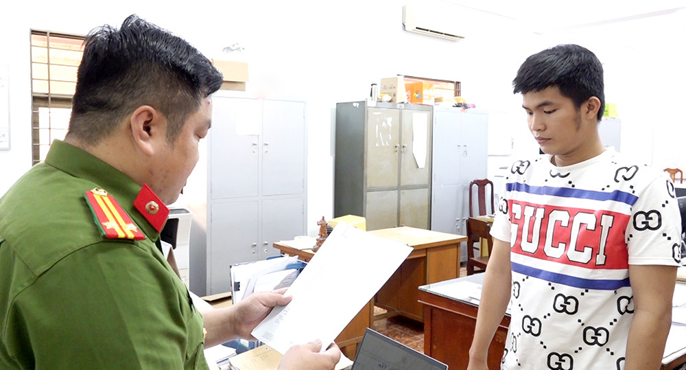 Công an tống đạt các quyết định và lệnh đối với bị can Ngô Ngọc Ngọc. Ảnh: PV.