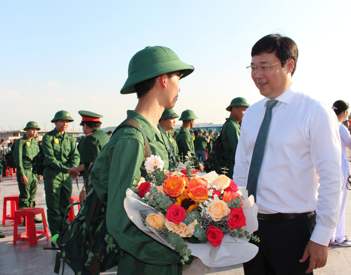 Bí thư Tỉnh ủy Đồng Tháp Lê Quốc Phong động viên tân binh lên đường bảo vệ Tổ quốc. Ảnh: Hồng Ngự