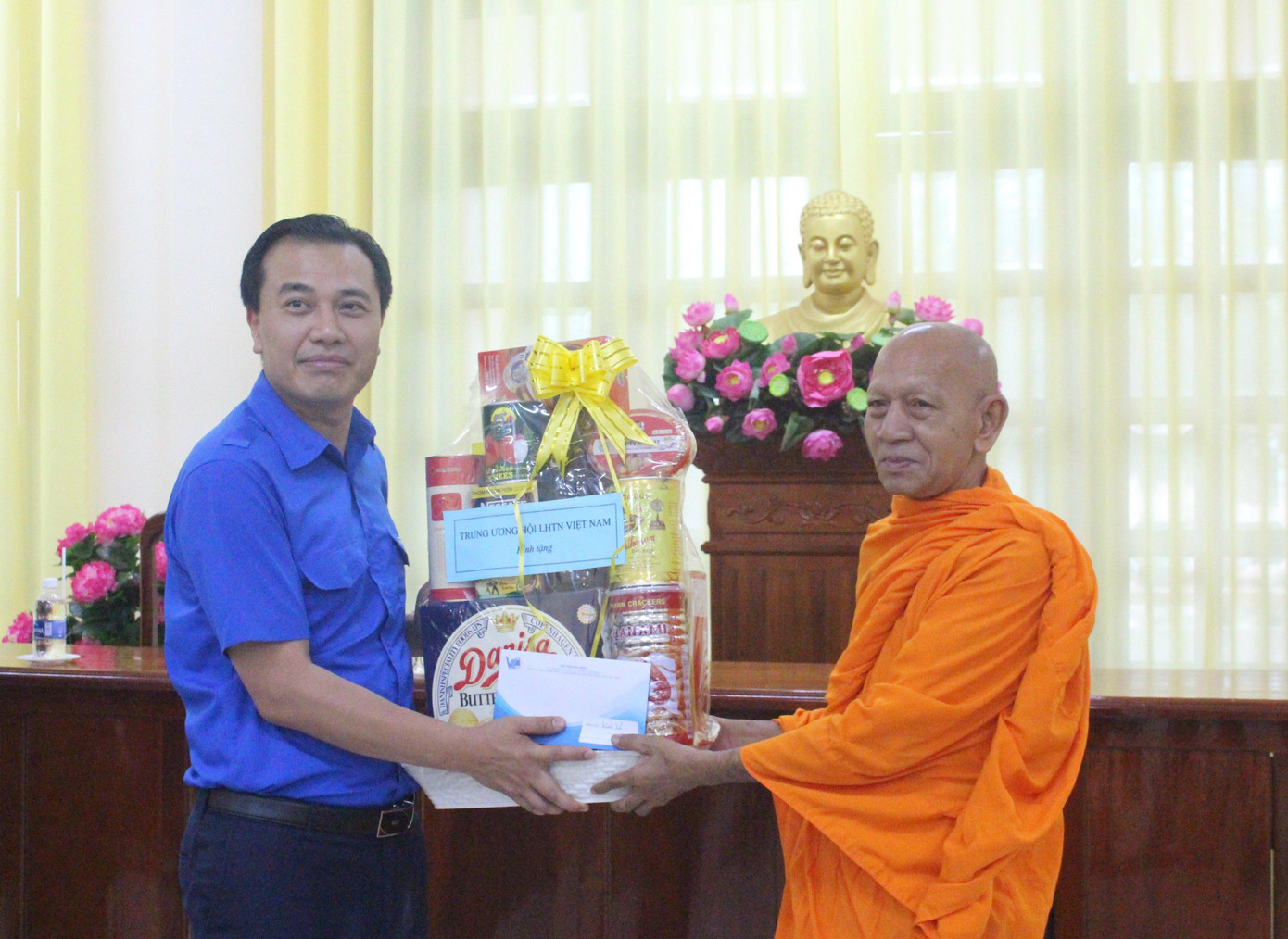 Anh Nguyễn Hải Minh tặng quà cho Hòa thượng Đào Như, Trưởng Ban Trị sự giáo hội Phật giáo Việt Nam thành phố Cần Thơ. - Ảnh: TĐ CT