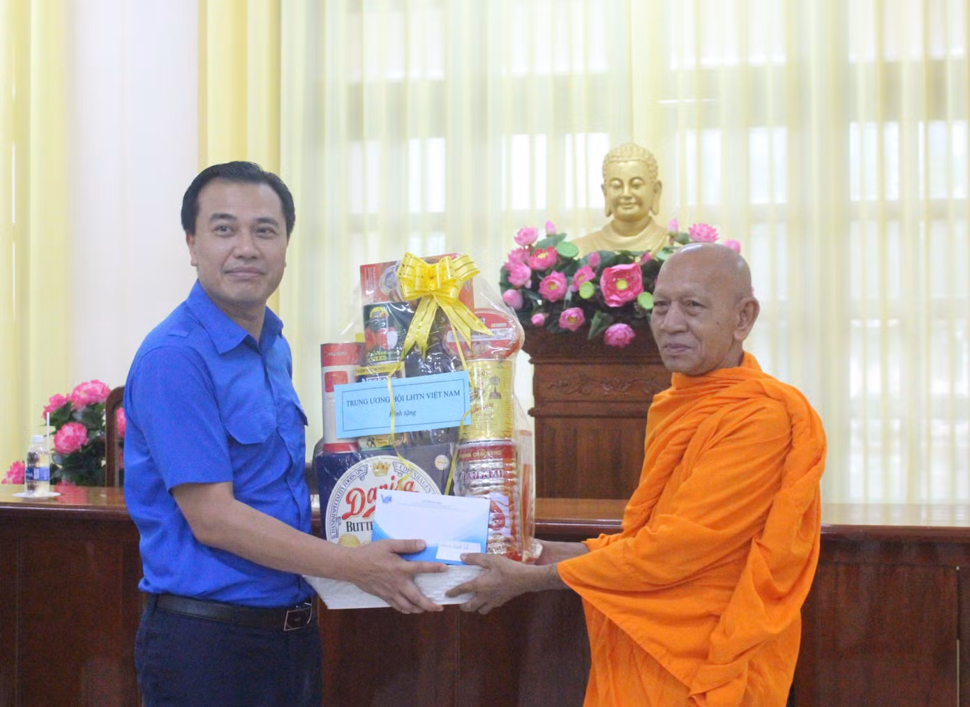 Anh Nguyễn Hải Minh tặng quà cho Hòa thượng Đào Như, Trưởng Ban Trị sự giáo hội Phật giáo Việt Nam thành phố Cần Thơ. - Ảnh: TĐ CT