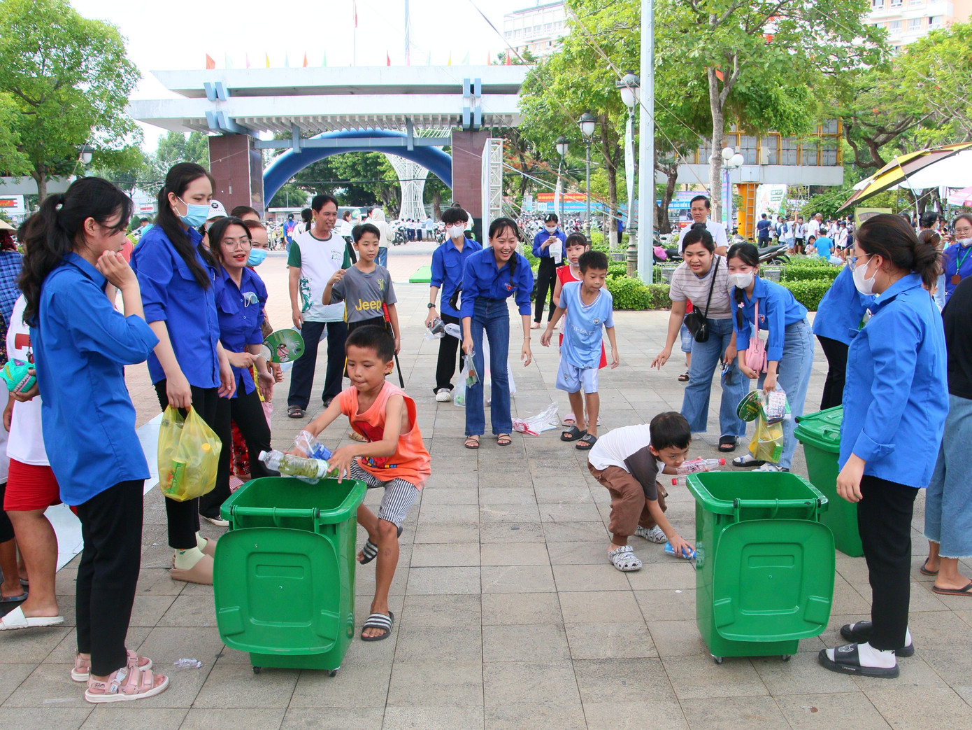 Trẻ em tham gia trò chơi bảo vệ môi trường.