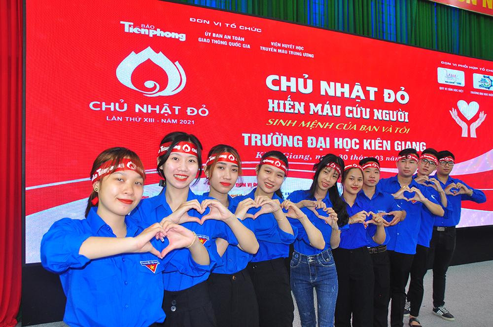 Từ sáng sớm, hội trường trường đại học Kiên Giang đã chật kín cán bộ, ĐVTN, sinh viên đến tham gia Chủ nhật Đỏ, không khí trở nên sôi động và nhộn nhịp. Đây là lần thứ 2 trong năm 2021 Chủ nhật Đỏ tổ chức tại trường ĐH Kiên Giang.