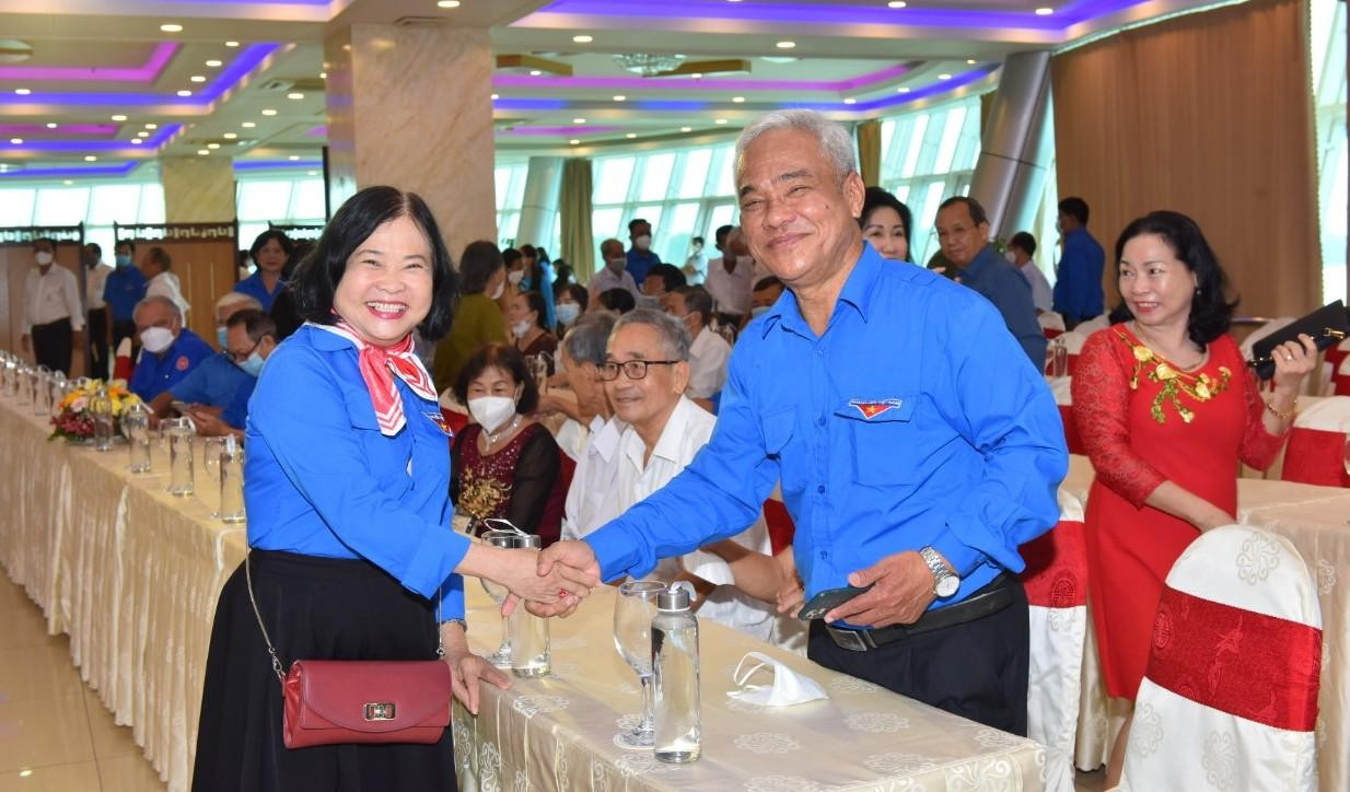 Cựu cán bộ Đoàn vui vẻ gặp nhau