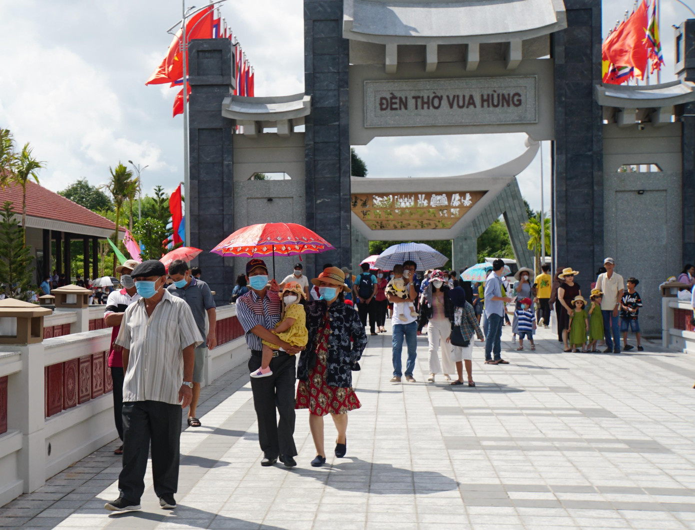 Đền thờ Vua Hùng được xây dựng trên diện tích 4ha tại quận Bình Thuỷ, TP. Cần Thơ, hoàn thành sau 30 tháng thi công; mở cửa phục vụ người tham quan, thăm viếng, dâng hương từ 6/4. - Ảnh: Hòa Hội