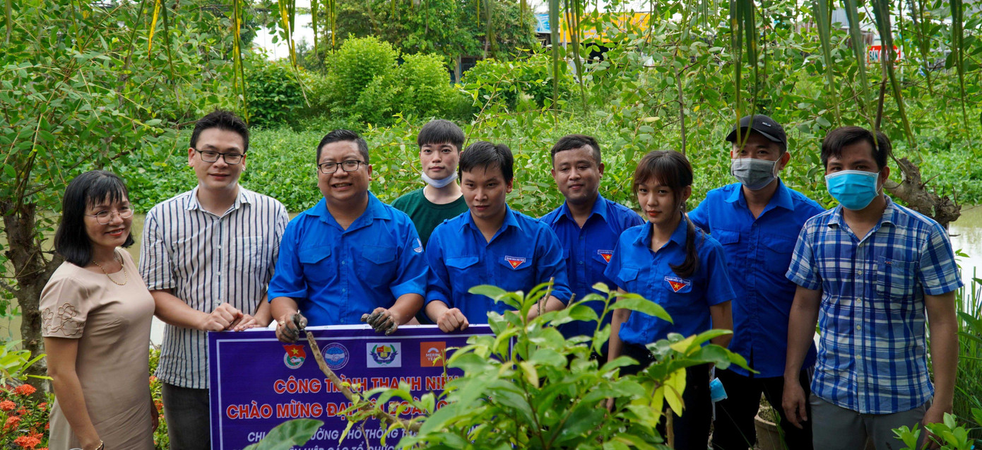 Các bạn trẻ TP Cần Thơ tham gia trồng cây xanh. - Ảnh: TĐ CT