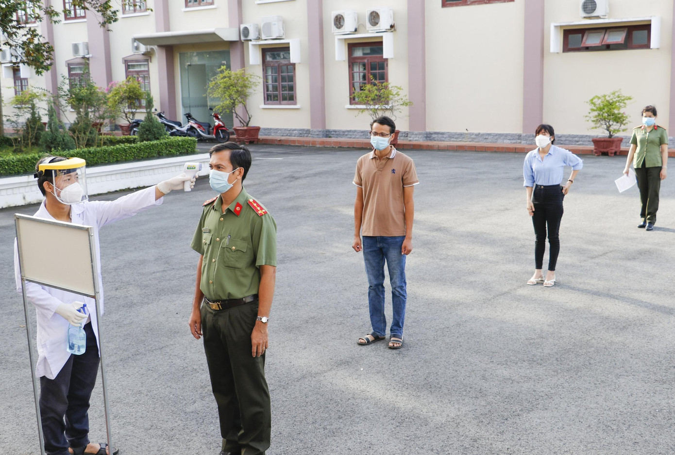 Bên cạnh đó, việc đẩy mạnh tuyên truyền mục đích, ý nghĩa cao đẹp của việc hiến máu cứu người, nhất là trong tình hình cả nước đang tập trung phòng chống dịch bệnh COVID-19, tình trạng khan hiếm máu để cứu người đang ngày càng trầm trọng. &quot;Đó là tinh thần trách nhiệm, tình cảm của tuổi trẻ Công an thành phố đối với đất nước, với cộng đồng xã hội, chung tay vì sức khoẻ của nhân dân… góp phần xây dựng hình ảnh đẹp của người chiến sĩ Công an nhân dân trong lòng dân&quot;, Thượng úy Thiên chia sẻ.