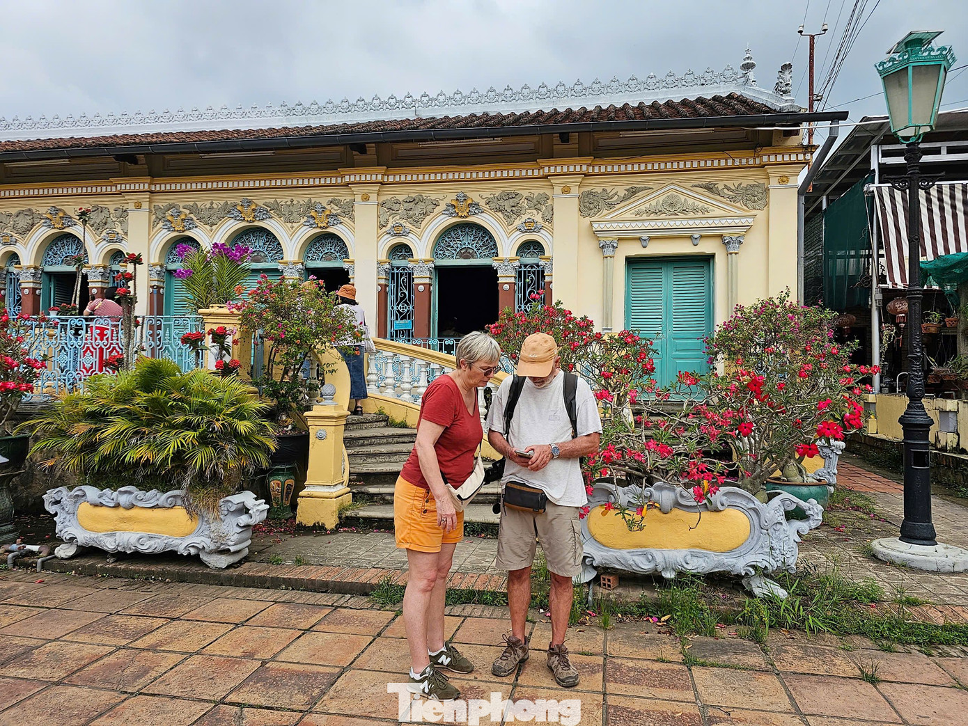 Nhà thờ họ Dương có diện tích khoảng 6.000m theo hướng Đông - Tây. Trước mặt là đường giao thông và sông rạch để đón khí hậu trong lành và thuận tiện trong việc di chuyển. Xung quanh nhà là vườn cây ăn trái, hoa kiểng quanh năm xanh tốt, tạo không khí mát mẻ vừa thể hiện sự trù phú, bình dị nhưng tao nhã. Ảnh: Hòa Hội.