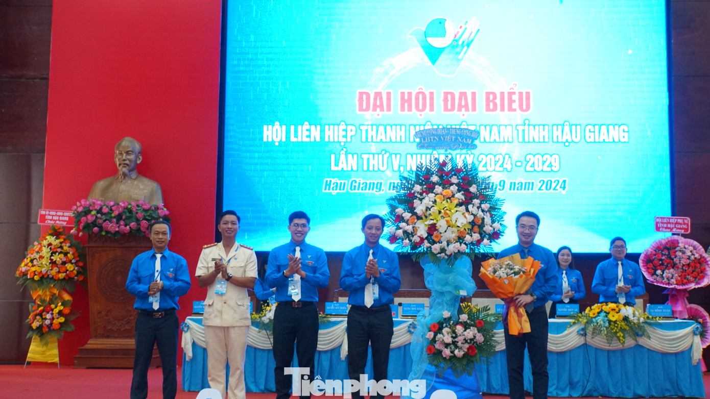 Anh Trương Minh Hoàng - Chủ tịch Hội LHTN Việt Nam tỉnh Hậu Giang (thứ 4 từ trái sang) tặng hoa Bí thư Trung ương Đoàn. Ảnh: Hòa Hội
