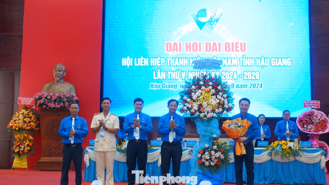 Anh Trương Minh Hoàng - Chủ tịch Hội LHTN Việt Nam tỉnh Hậu Giang (thứ 4 từ trái sang) tặng hoa Bí thư Trung ương Đoàn. Ảnh: Hòa Hội