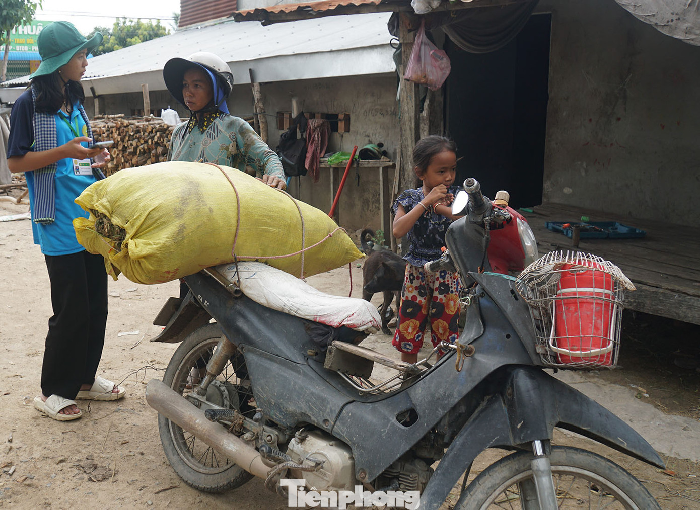 Ghi nhận của phóng viên Tiền Phong tại xã Vĩnh Trung, thị xã Tịnh Biên (An Giang) – nơi có đông đồng bào Khmer sinh sống, các chiến sĩ tình nguyện trường đại học An Giang cùng cán bộ, chiến sĩ công an tỉnh An Giang, cán bộ đoàn cơ sở tích cực "đi từng ngõ, gõ cửa từng nhà", đặc biệt là tới các phum, sóc, tận tình hỗ trợ cài đặt VNeID cho người dân. Ảnh: Hòa Hội