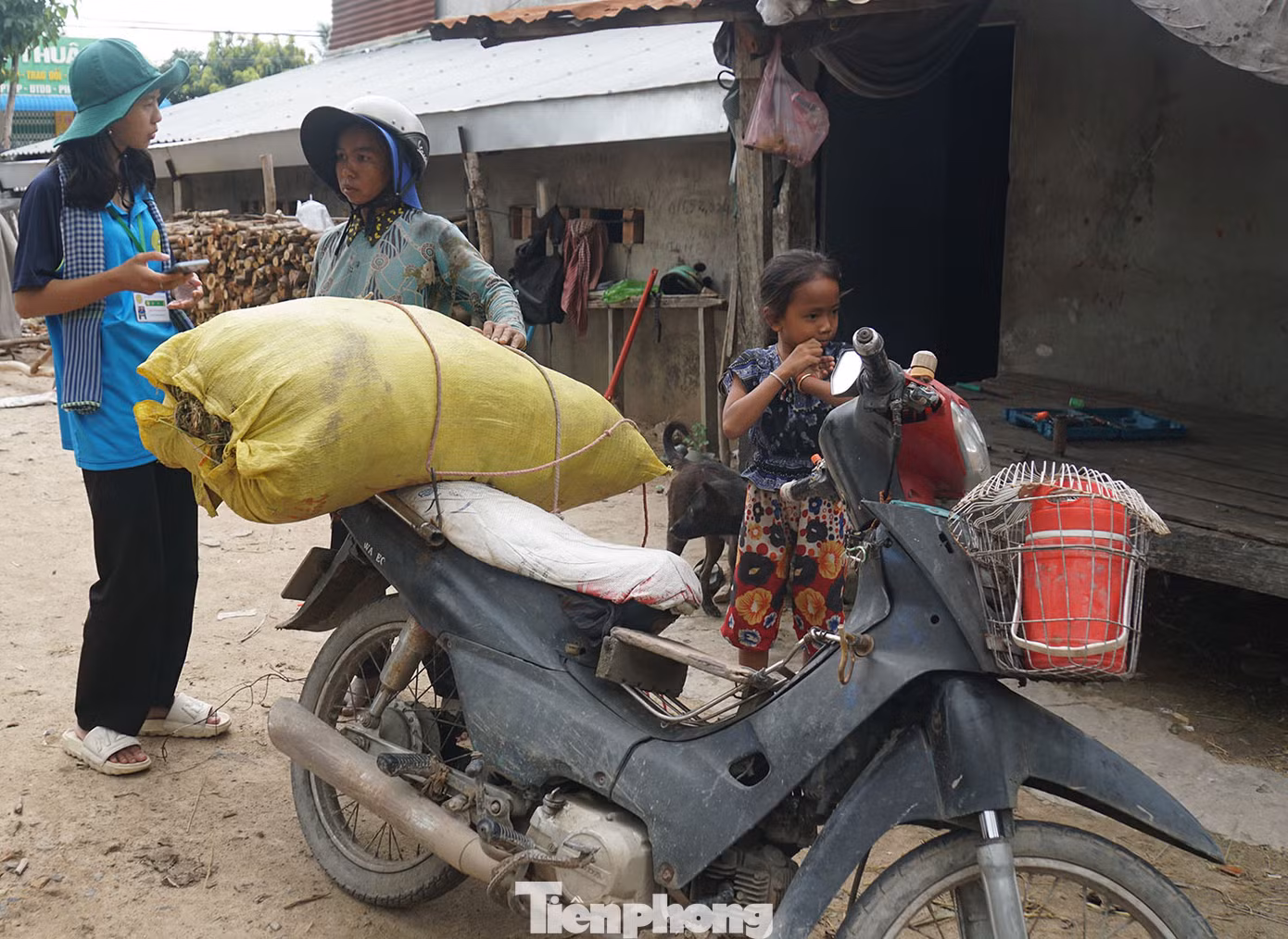 Ghi nhận của phóng viên Tiền Phong tại xã Vĩnh Trung, thị xã Tịnh Biên (An Giang) – nơi có đông đồng bào Khmer sinh sống, các chiến sĩ tình nguyện trường đại học An Giang cùng cán bộ, chiến sĩ công an tỉnh An Giang, cán bộ đoàn cơ sở tích cực "đi từng ngõ, gõ cửa từng nhà", đặc biệt là tới các phum, sóc, tận tình hỗ trợ cài đặt VNeID cho người dân. Ảnh: Hòa Hội