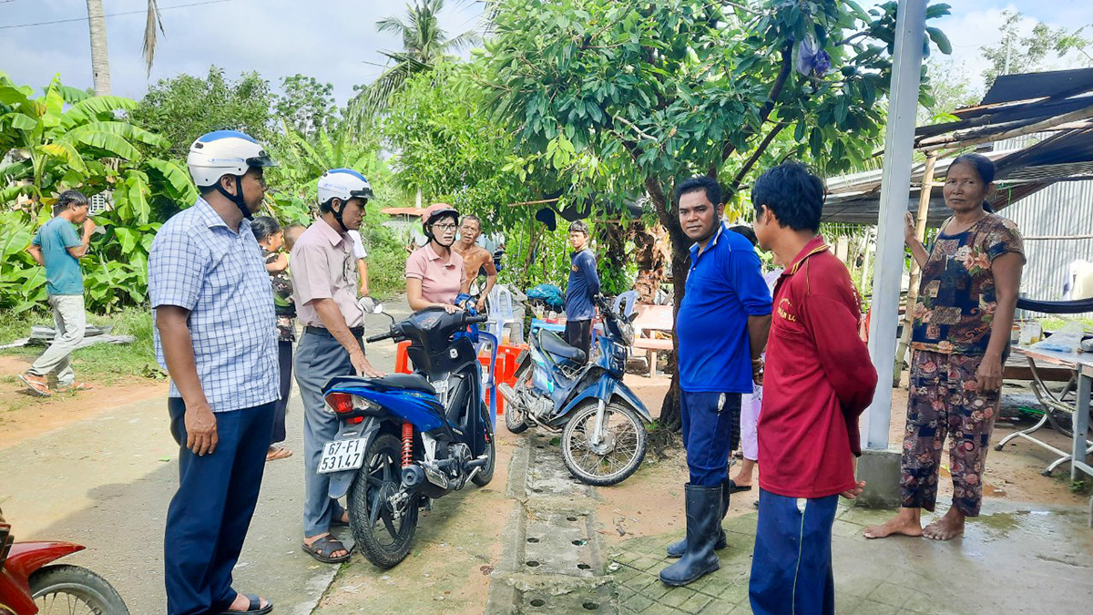 Đoàn công tác Thị xã. Tịnh Biên đến thăm hỏi tình hình các hộ dân và chỉ đạo địa phương khắc phục. Ảnh: T. Tiến.