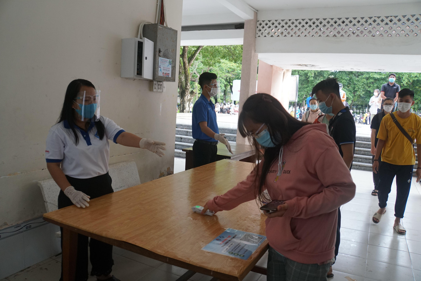 Chị Trần Thị Thuỷ Tiên, Bí thư Đoàn trường Đại học Cần Thơ cho biết, trước tình hình dịch COVID-19 ngày càng phức tạp, không chỉ riêng Cần Thơ mà các tỉnh thành trong vùng ĐBSCL cũng có ca nhiễm. Tại Cần Thơ nhiều sinh viên làm thêm trang trải việc học nhưng giờ nhiều quán, nhà hàng hay cơ sở kinh doanh đóng cửa phòng dịch, còn ở quê cha mẹ các em cũng gặp khó. Vì thế, nhà trường mở phiên chợ này để chia sẻ cho các sinh viên khó khăn trong lúc này. Theo chị Tiên, phần quà không nhiều, giá trị không lớn nhưng nhờ sự giúp đỡ của nhiều tấm lòng, các thầy cô, cựu học sinh... đóng góp tạo nên phiên chợ nghĩa tình này. Chị Trần Thị Thuỷ Tiên, Bí thư Đoàn trường Đại học Cần Thơ cho biết, trước tình hình dịch COVID-19 ngày càng phức tạp, không chỉ riêng Cần Thơ mà các tỉnh thành trong vùng ĐBSCL cũng có ca nhiễm. Tại Cần Thơ nhiều sinh viên làm thêm trang trải việc học nhưng giờ nhiều quán, nhà hàng hay cơ sở kinh doanh đóng cửa phòng dịch, còn ở quê cha mẹ các em cũng gặp khó. Vì thế, nhà trường mở phiên chợ này để chia sẻ cho các sinh viên khó khăn trong lúc này. Theo chị Tiên, phần quà không nhiều, giá trị không lớn nhưng nhờ sự giúp đỡ của nhiều tấm lòng, các thầy cô, cựu học sinh... đóng góp tạo nên phiên chợ nghĩa tình này.