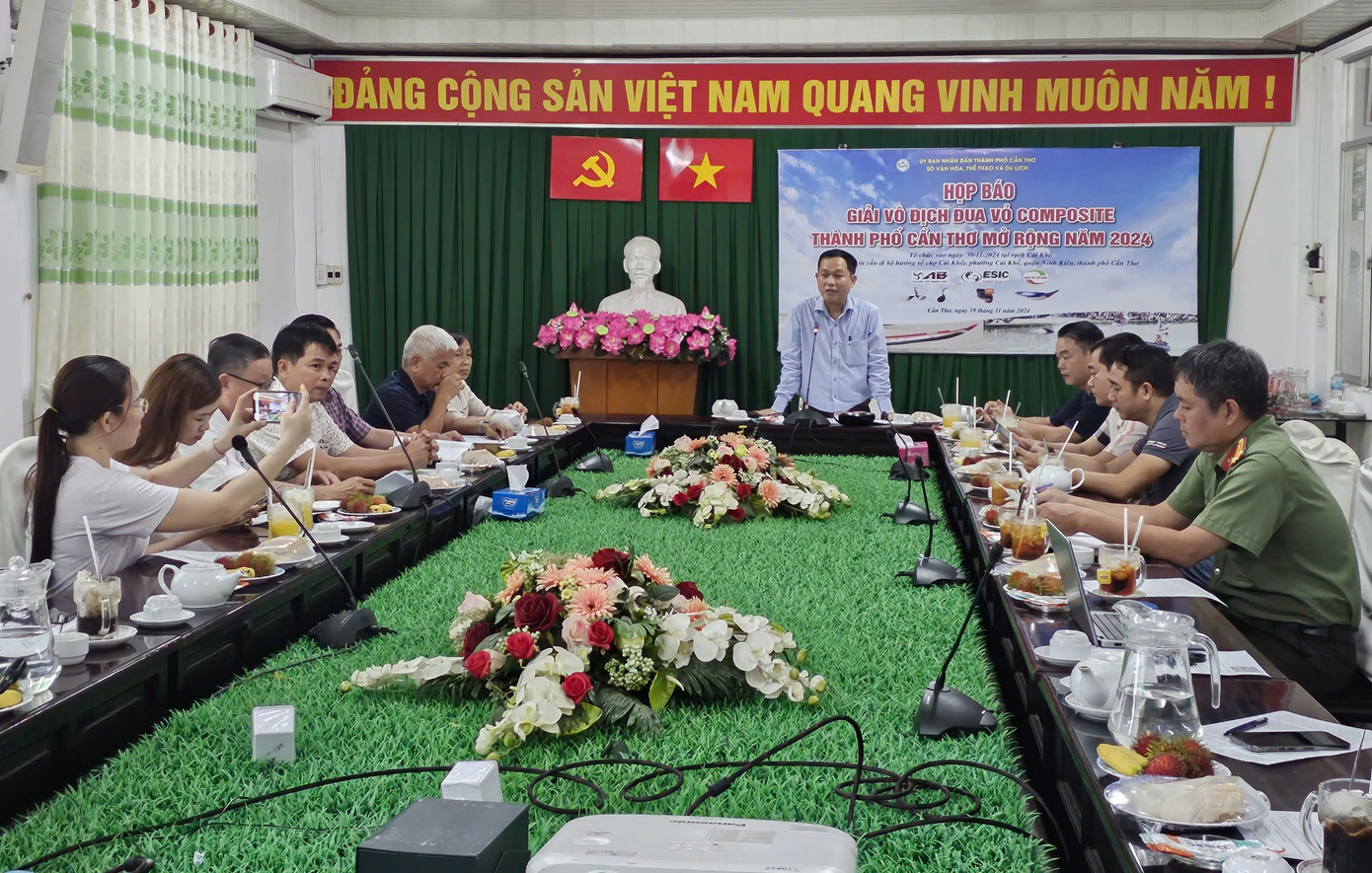 Ông Trương Công Quốc Việt, Phó giám đốc Sở VH&amp;TTDL TP Cần Thơ phát biểu. Ảnh: Hòa Hội.