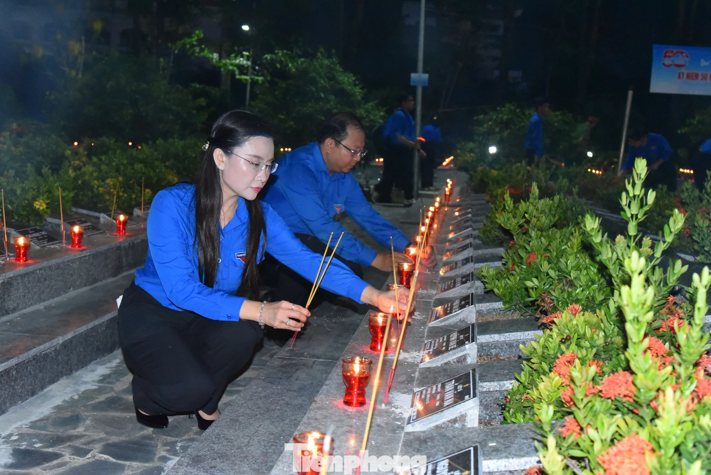 Chị Nguyễn Phạm Duy Trang thắp nhang tại các phần mộ anh hùng liệt sĩ. Ảnh: Hòa Hội