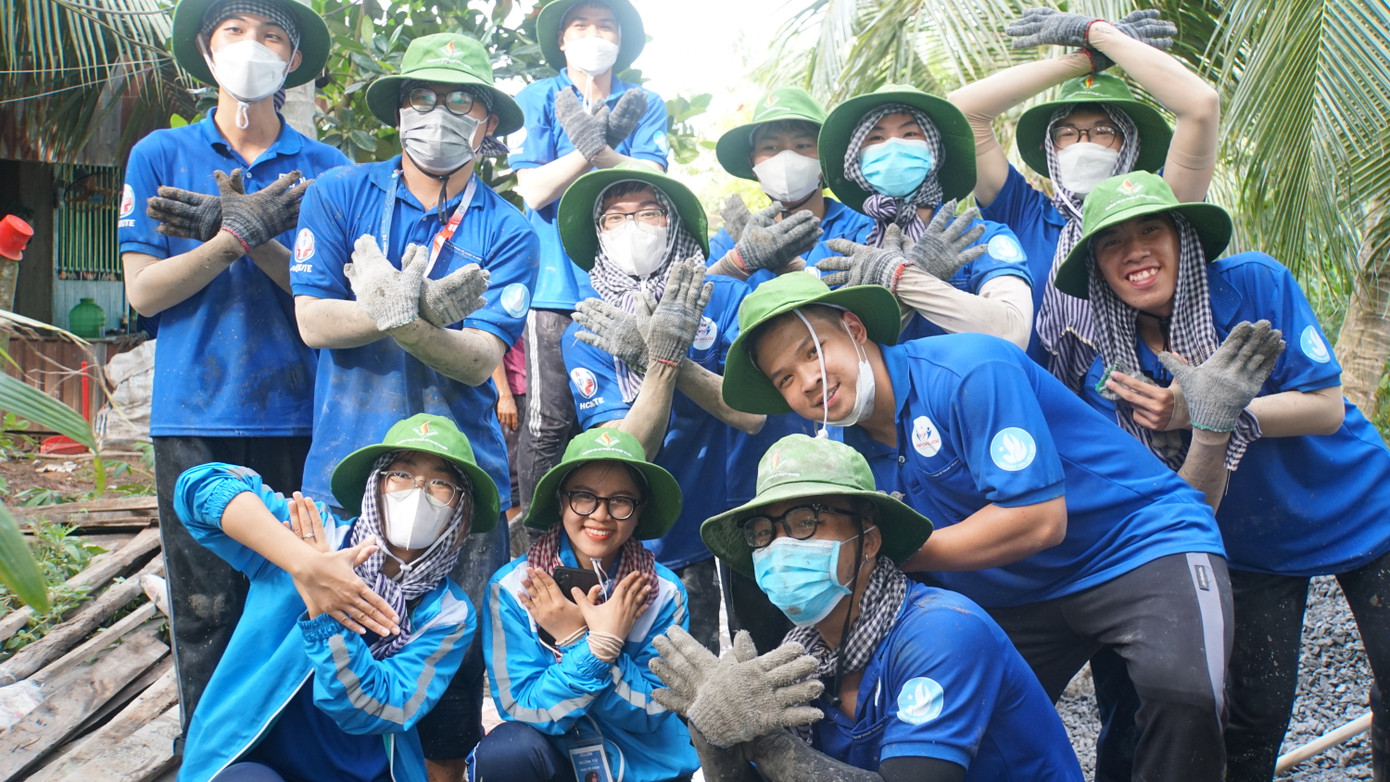 Các bạn trẻ hào hứng tham gia làm đường nông thôn tại Đồng Tháp. Ảnh: Hòa Hội