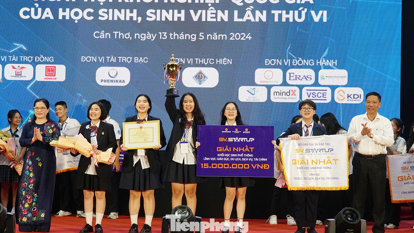 Bà Nguyễn Thị Kim Chi, Thứ trưởng Bộ GD&ĐT và Phó chủ tịch UBND TP Cần Thơ Nguyễn Thực Hiện trao giải nhất cho thí sinh. Ảnh: Hòa Hội Bà Nguyễn Thị Kim Chi, Thứ trưởng Bộ GD&ĐT và Phó chủ tịch UBND TP Cần Thơ Nguyễn Thực Hiện trao giải nhất cho thí sinh. Ảnh: Hòa Hội