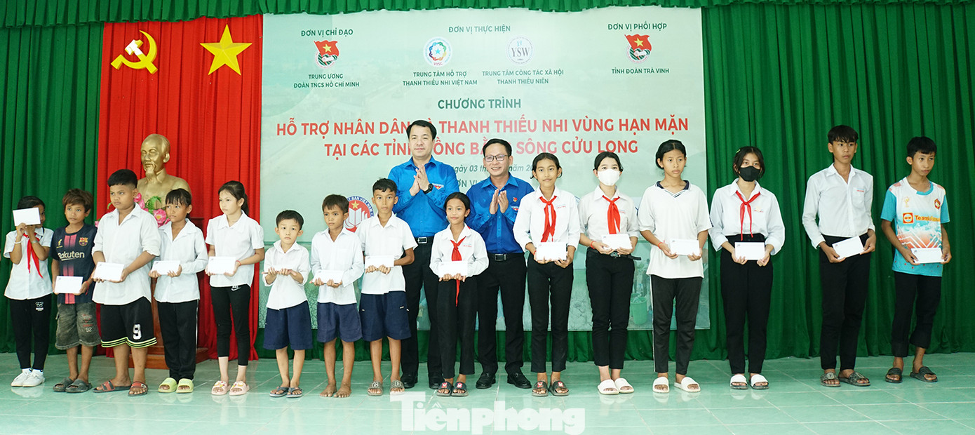 T.Ư Đoàn trao tặng quà cho học sinh tại Trà Vinh. Ảnh: Hòa Hội